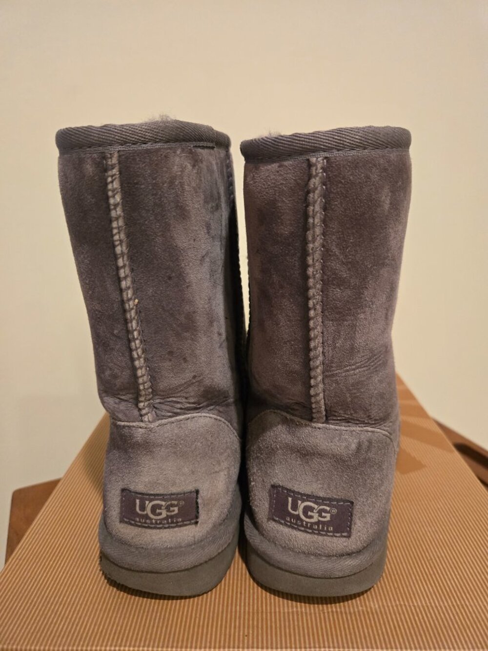 Ugg Classic Short Boot - Picture 4 of 5